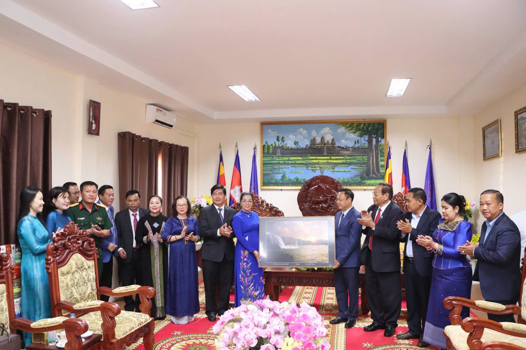 Dak Lak provincial delegation visits and extends Chol Chnam Thmay New Year greetings in Mondulkiri province